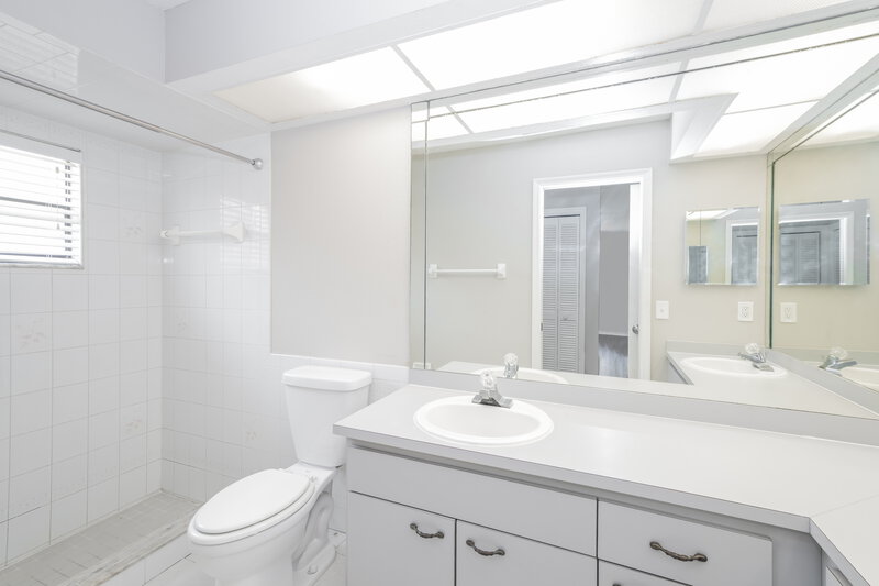 2,585/Mo, 9727 Lomalinda Ct New Port Richey, FL 34655 Main Bathroom View