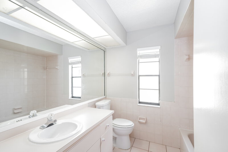2,585/Mo, 9727 Lomalinda Ct New Port Richey, FL 34655 Bathroom View