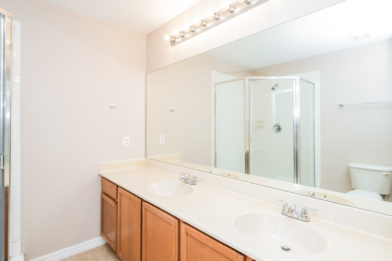 1,955/Mo, 8930 Iron Oak Ave Tampa, FL 33647 Main Bathroom View