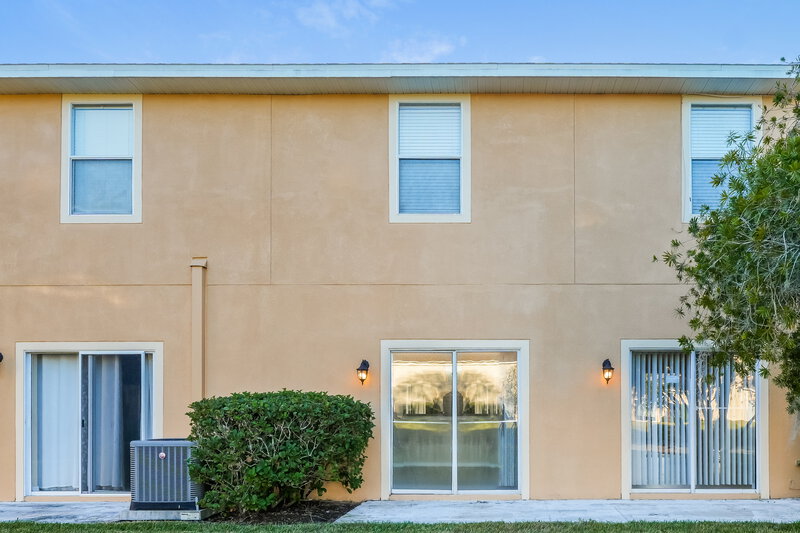 1,955/Mo, 8930 Iron Oak Ave Tampa, FL 33647 Rear View