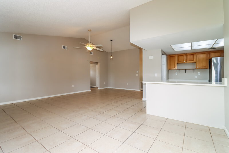 1,755/Mo, 7618 Summertree Ln New Port Richey, FL 34653 Living Room View 2