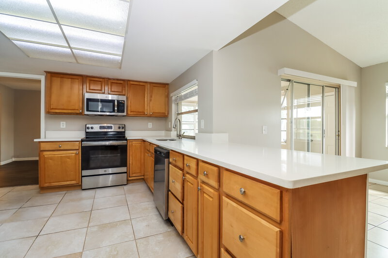1,755/Mo, 7618 Summertree Ln New Port Richey, FL 34653 Kitchen View 3