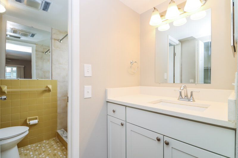1,755/Mo, 7618 Summertree Ln New Port Richey, FL 34653 Main Bathroom View
