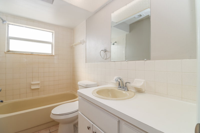 1,755/Mo, 7618 Summertree Ln New Port Richey, FL 34653 Bathroom View