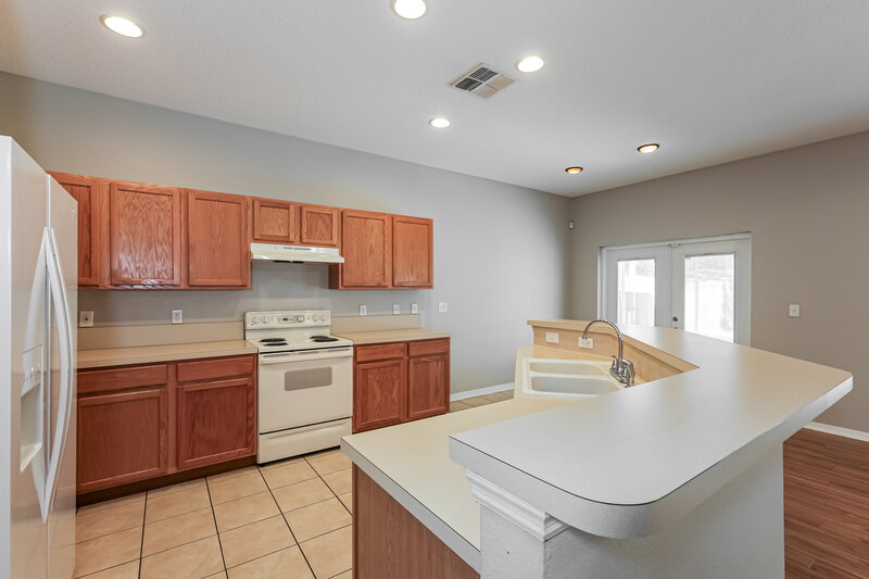 2,140/Mo, 723 Parsons Pointe St Seffner, FL 33584 Kitchen View