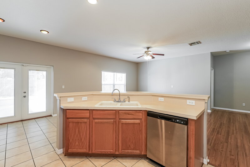 2,140/Mo, 723 Parsons Pointe St Seffner, FL 33584 Kitchen View 2