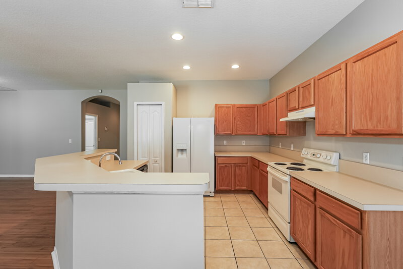 2,140/Mo, 723 Parsons Pointe St Seffner, FL 33584 Kitchen View 3