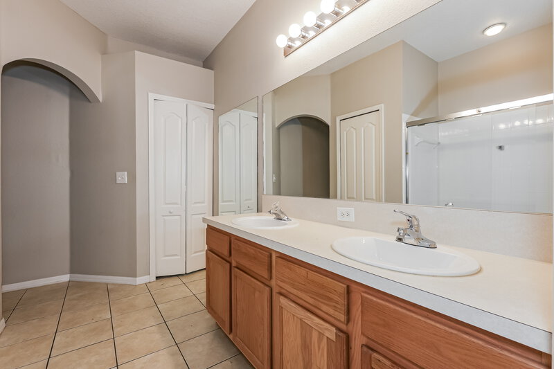 2,140/Mo, 723 Parsons Pointe St Seffner, FL 33584 Main Bathroom View