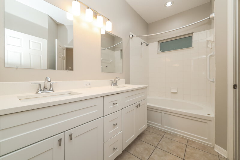 2,295/Mo, 6717 Cambridge Park Dr Apollo Beach, FL 33572 Main Bathroom View