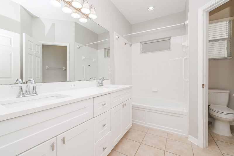 2,280/Mo, 6717 Cambridge Park Dr Apollo Beach, FL 33572 Main Bathroom View