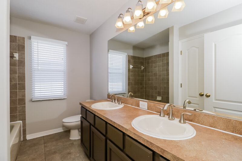 4,880/Mo, 7726 Bulls Head Dr Wesley Chapel, FL 33545 Main Bathroom View