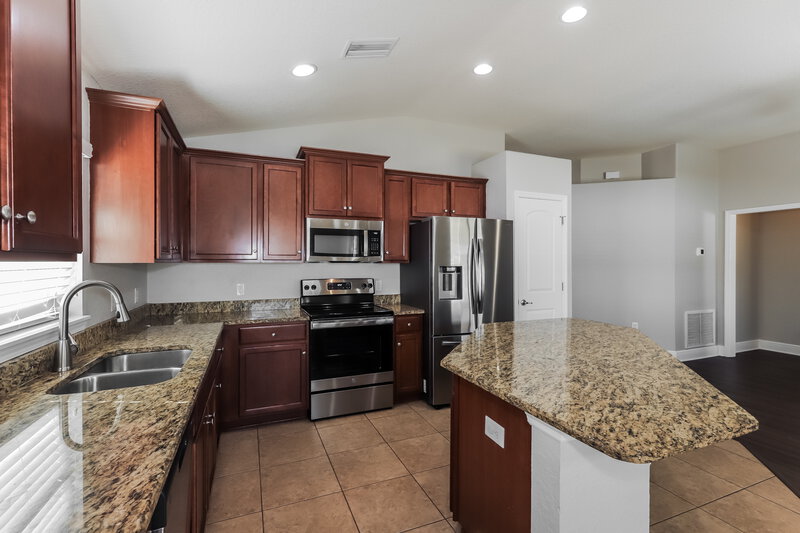 2,250/Mo, 14407 Edinburgh Moor Dr Wimauma, FL 33598 Kitchen View