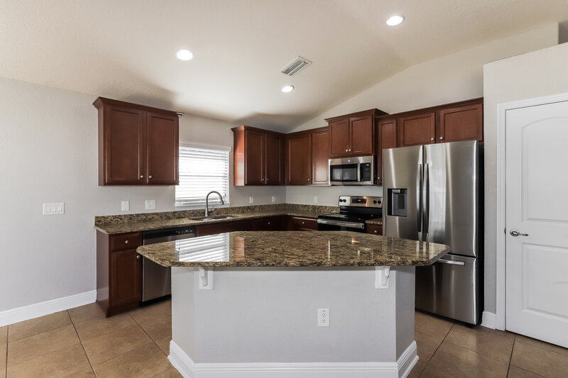 2,250/Mo, 14407 Edinburgh Moor Dr Wimauma, FL 33598 Kitchen View 2