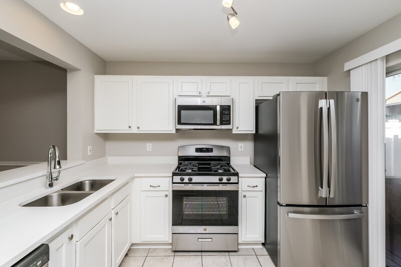 2,375/Mo, 721 Cape Cod Cir Valrico, FL 33594 Kitchen View