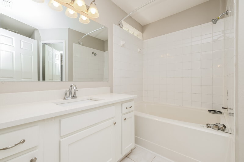 2,375/Mo, 721 Cape Cod Cir Valrico, FL 33594 Main Bathroom View