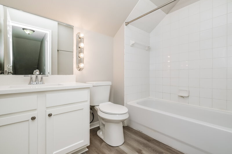 2,375/Mo, 721 Cape Cod Cir Valrico, FL 33594 Bathroom View