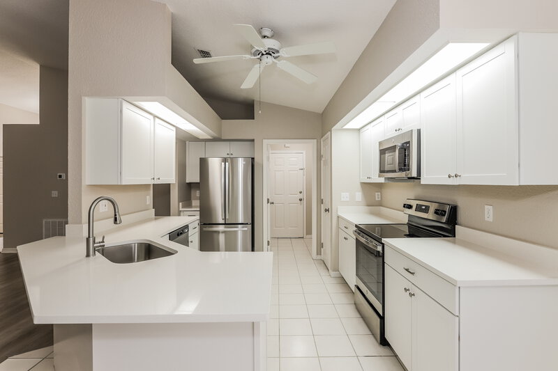 3,840/Mo, 2132 Glen Heights Pl Lakeland, FL 33813 Kitchen View