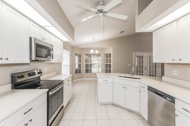 3,840/Mo, 2132 Glen Heights Pl Lakeland, FL 33813 Kitchen View 2