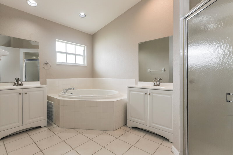 3,840/Mo, 2132 Glen Heights Pl Lakeland, FL 33813 Main Bathroom View
