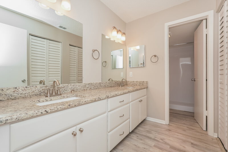 2,490/Mo, 16111 Gardendale Dr Tampa, FL 33624 Main Bathroom View