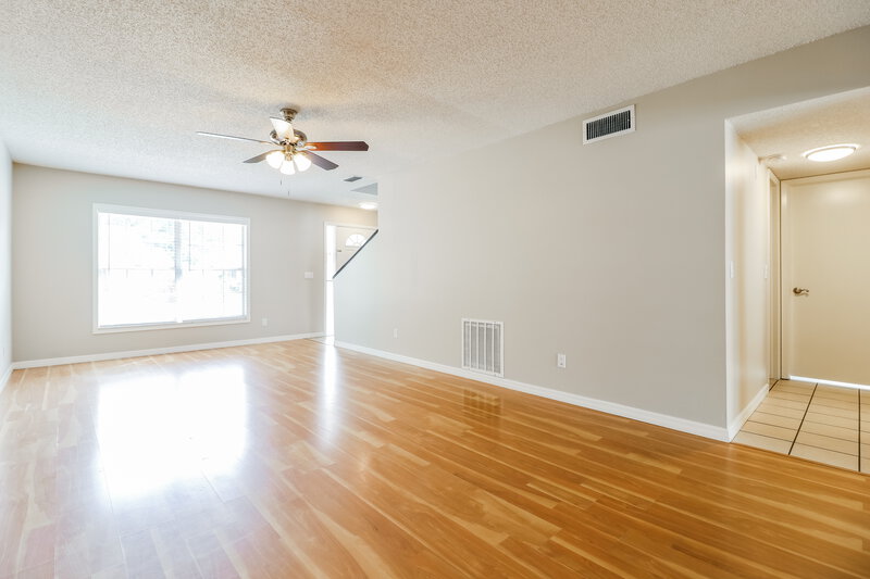 2,220/Mo, 2825 Cedaridge Dr Tampa, FL 33618 Living Room View 3