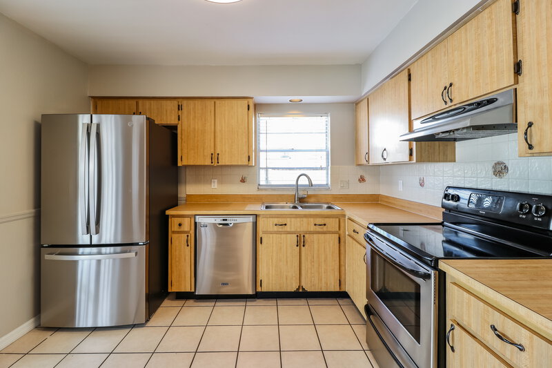 2,220/Mo, 2825 Cedaridge Dr Tampa, FL 33618 Kitchen View