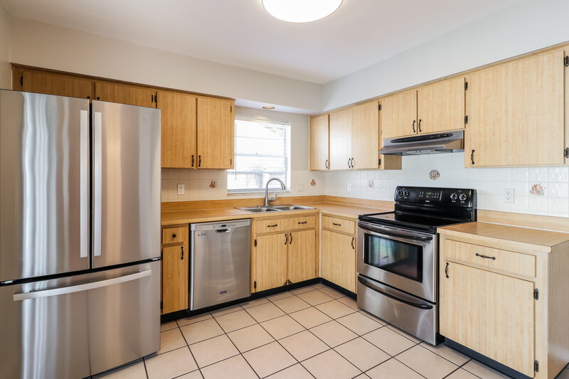 2,220/Mo, 2825 Cedaridge Dr Tampa, FL 33618 Kitchen View 2
