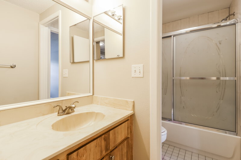 2,220/Mo, 2825 Cedaridge Dr Tampa, FL 33618 Main Bathroom View
