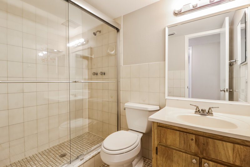 2,220/Mo, 2825 Cedaridge Dr Tampa, FL 33618 Bathroom View