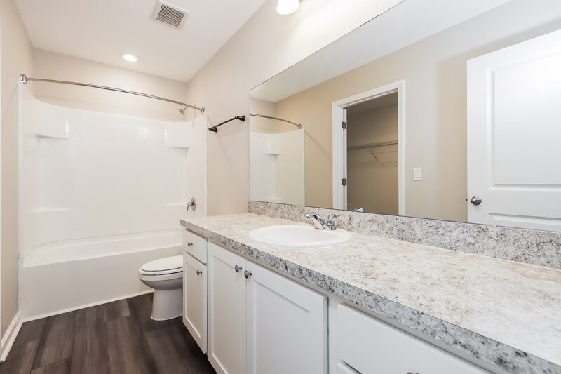 2,045/Mo, 35224 Daisy Meadow Loop Zephyrhills, FL 33541 Main Bathroom View