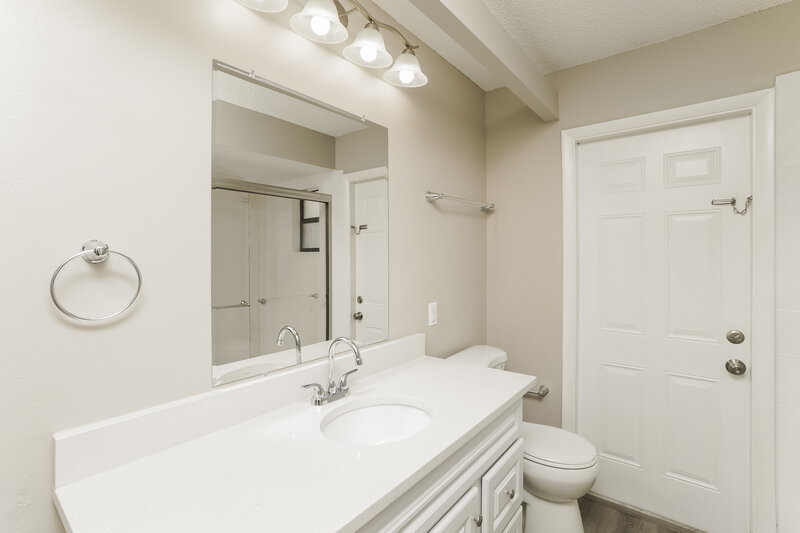 2,045/Mo, 8134 Royal Hart Dr New Port Richey, FL 34653 Main Bathroom View