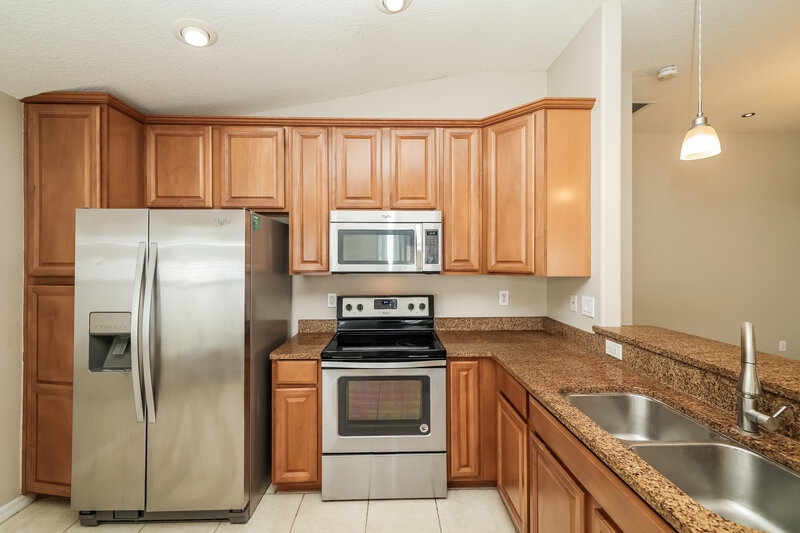 2,505/Mo, 13020 Avalon Crest Ct Riverview, FL 33579 Kitchen View 2