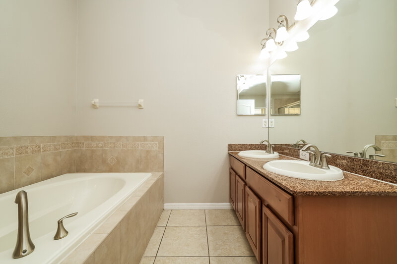 2,505/Mo, 13020 Avalon Crest Ct Riverview, FL 33579 Main Bathroom View