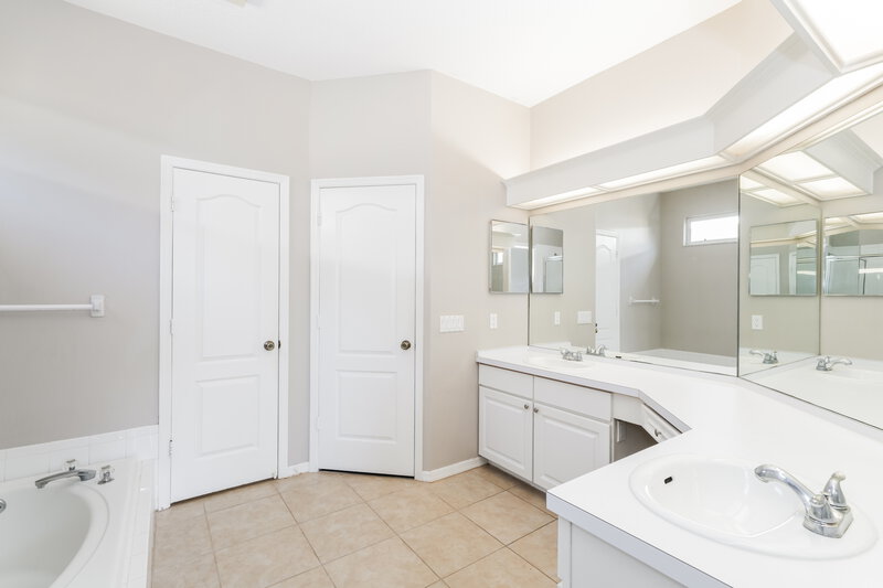 2,355/Mo, 18109 Ashton Park Way Tampa, FL 33647 Main Bathroom View