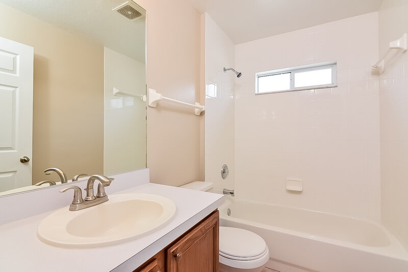 1,975/Mo, 19006 Silverbrook Dr Tampa, FL 33647 Bathroomlarge View