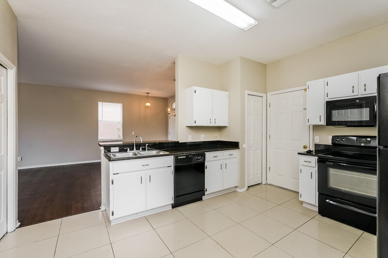 2,350/Mo, 9862 Morris Glen Way Temple Terrace, FL 33637 Kitchen View 2