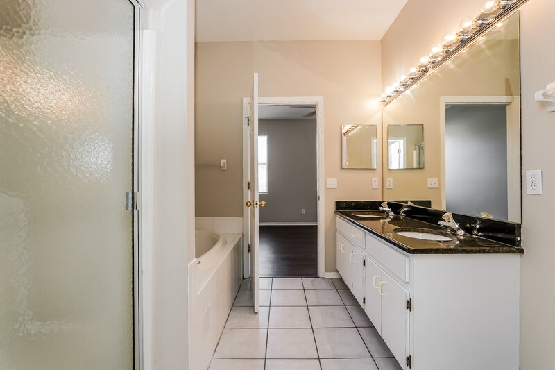 2,350/Mo, 9862 Morris Glen Way Temple Terrace, FL 33637 Main Bathroom View