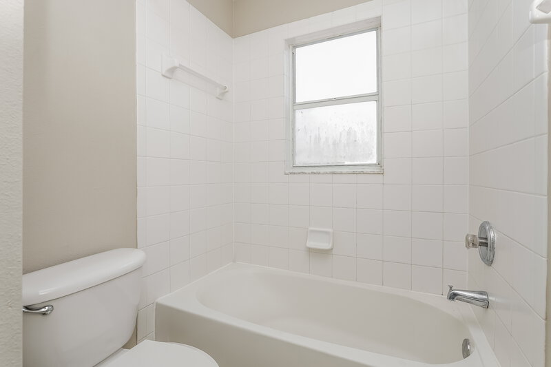 2,350/Mo, 9862 Morris Glen Way Temple Terrace, FL 33637 Bathroom View 2