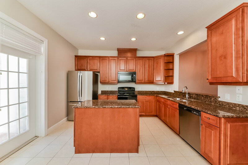 2,890/Mo, 204 Aberdeen Pond Dr Apollo Beach, FL 33572 Kitchen View