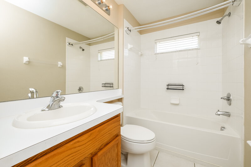 2,255/Mo, 13532 Fladgate Mark Dr Riverview, FL 33579 Bathroom View 2