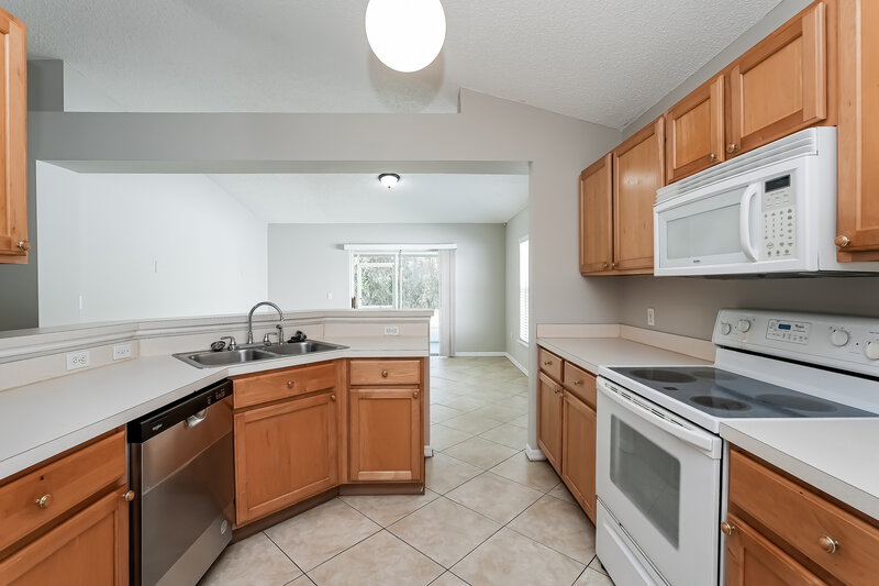 2,435/Mo, 19228 Wood Sage Dr Tampa, FL 33647 Kitchen View