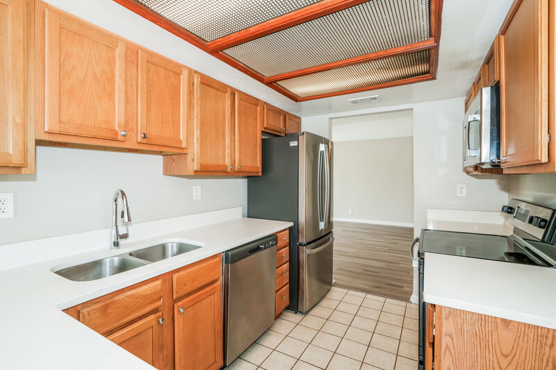 1,800/Mo, 23106 Mayfair Rd Land O Lakes, FL 34639 Kitchen View 2