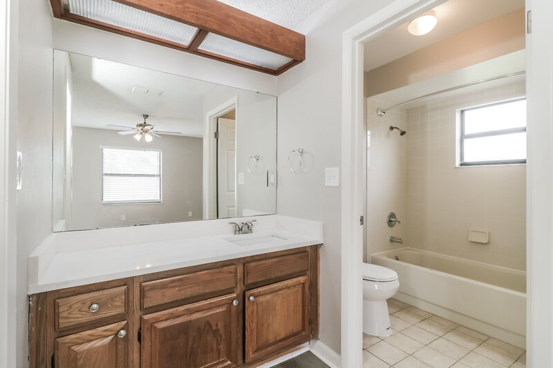 2,235/Mo, 23106 Mayfair Rd Land O Lakes, FL 34639 Main Bathroom View 2