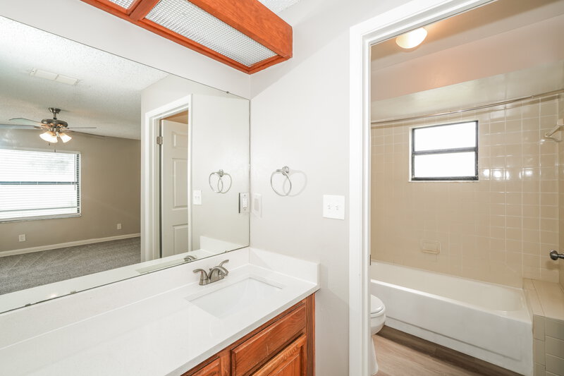 1,800/Mo, 23106 Mayfair Rd Land O Lakes, FL 34639 Main Bathroom View