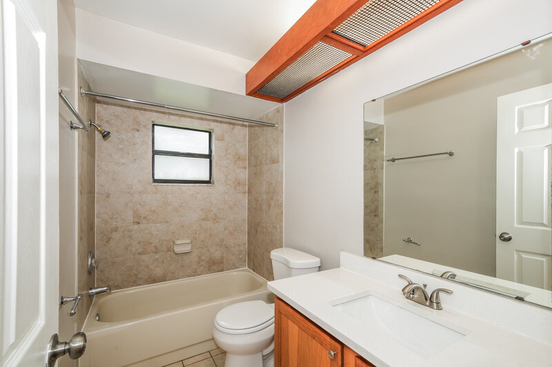 1,800/Mo, 23106 Mayfair Rd Land O Lakes, FL 34639 Bathroom View