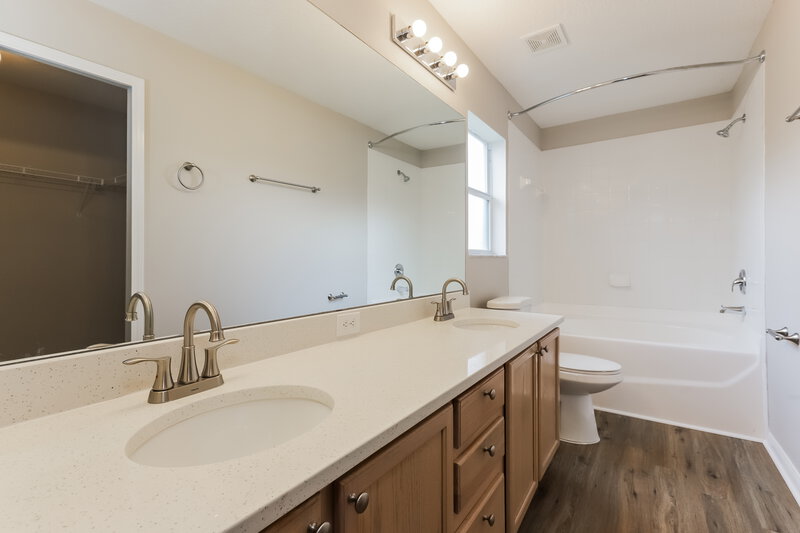 3,540/Mo, 4422 Tina Ln Plant City, FL 33563 Main Bathroom View
