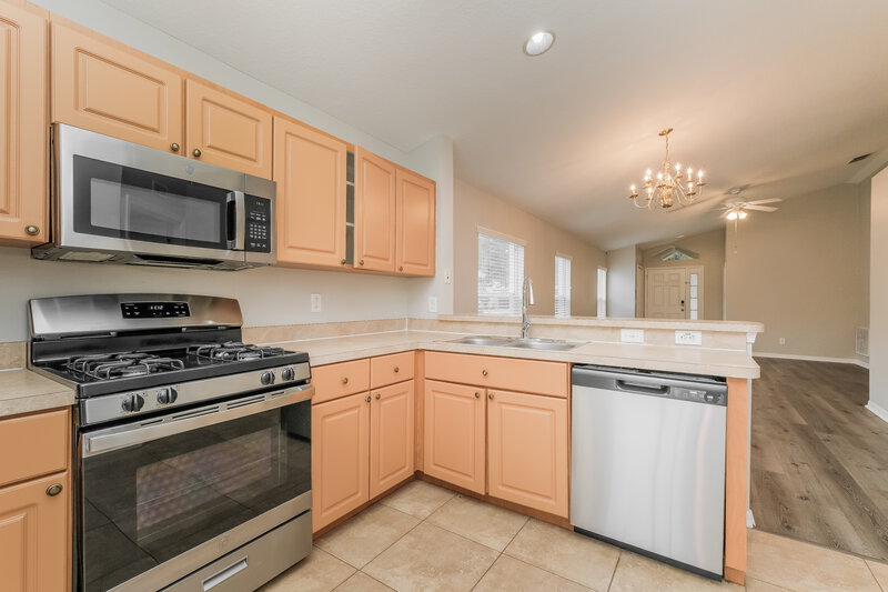 2,065/Mo, 7546 Oxford Garden Cir Apollo Beach, FL 33572 Kitchen View 2