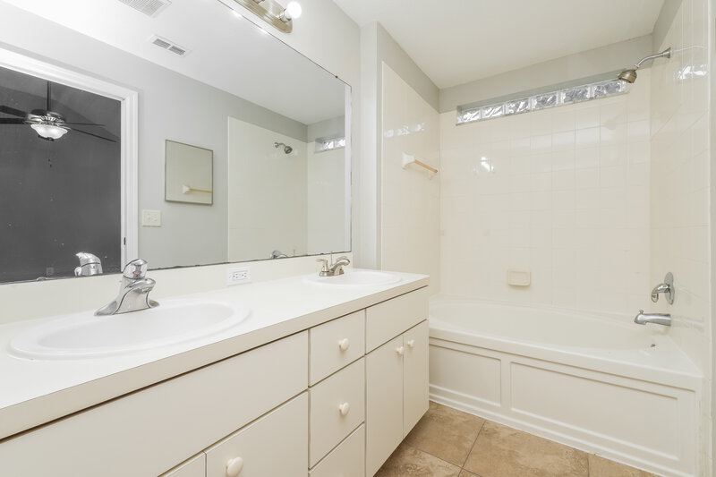 2,065/Mo, 7546 Oxford Garden Cir Apollo Beach, FL 33572 Main Bathroom View