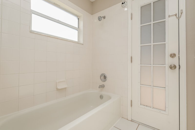 2,870/Mo, 3720 Hollow Wood Dr Valrico, FL 33596 Bathroom View 2