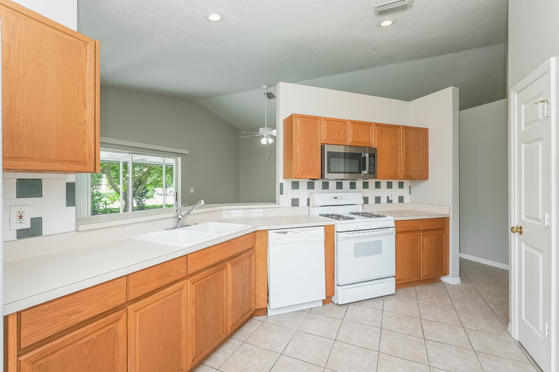 2,200/Mo, 4509 Clarkwood Ct Land O' Lakes, FL 34639 Kitchen View 2